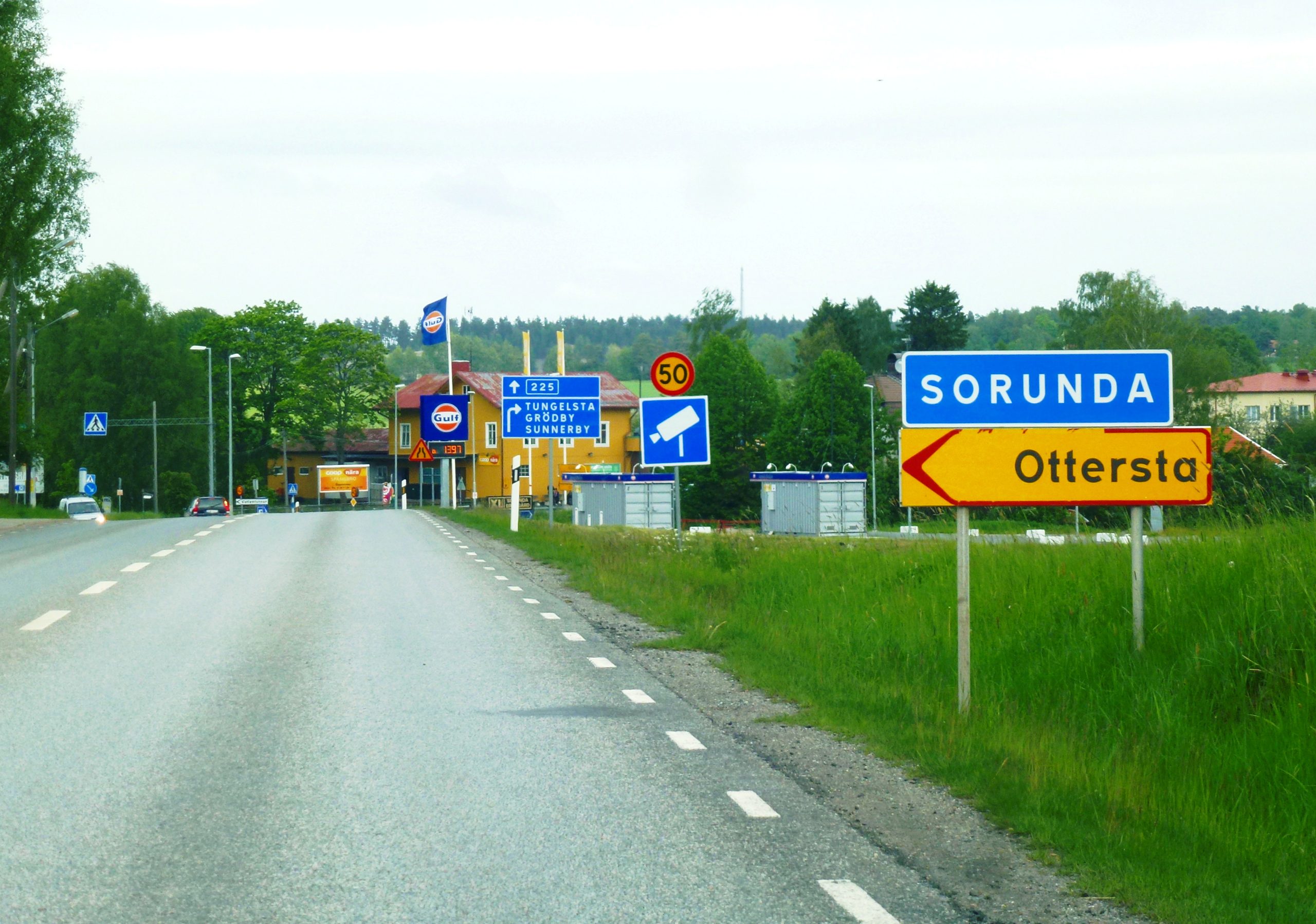 Vägskylt med ortnamnet Sorunda vid infarten på länsväg 225