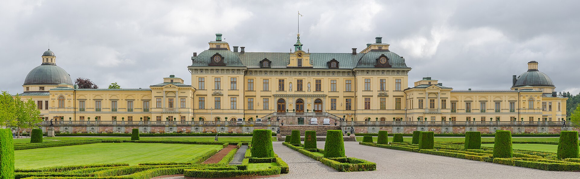 Drottningholms slott med barockträdgården framför