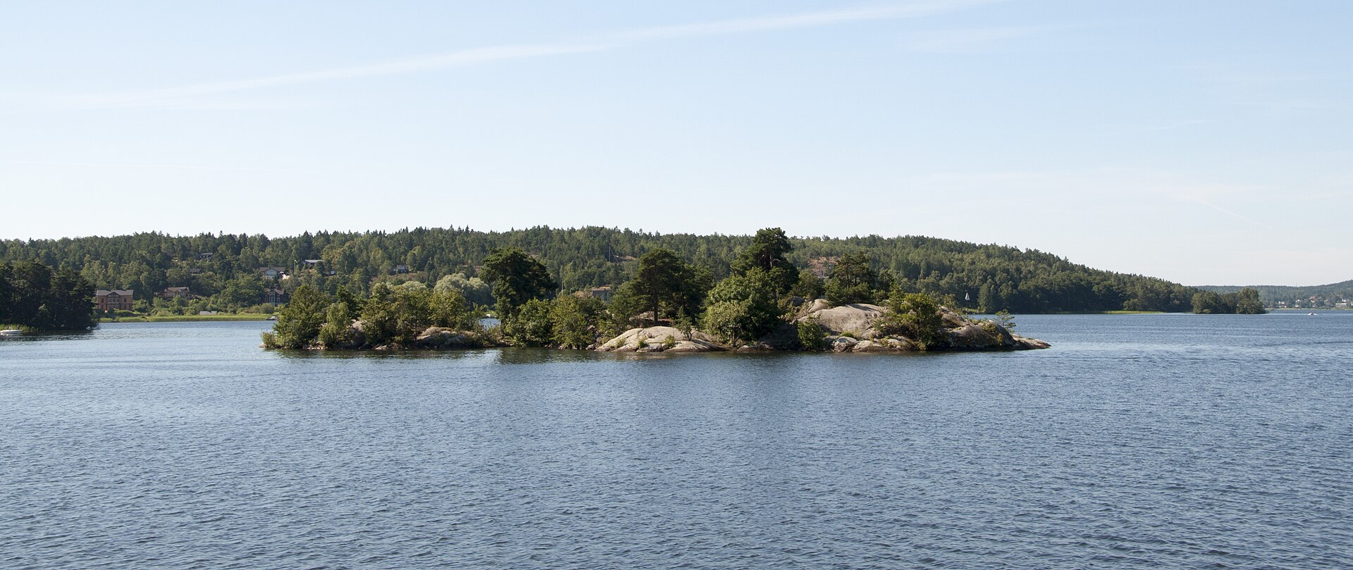 Skogsklädd holme i Mälaren i Lovö naturreservat