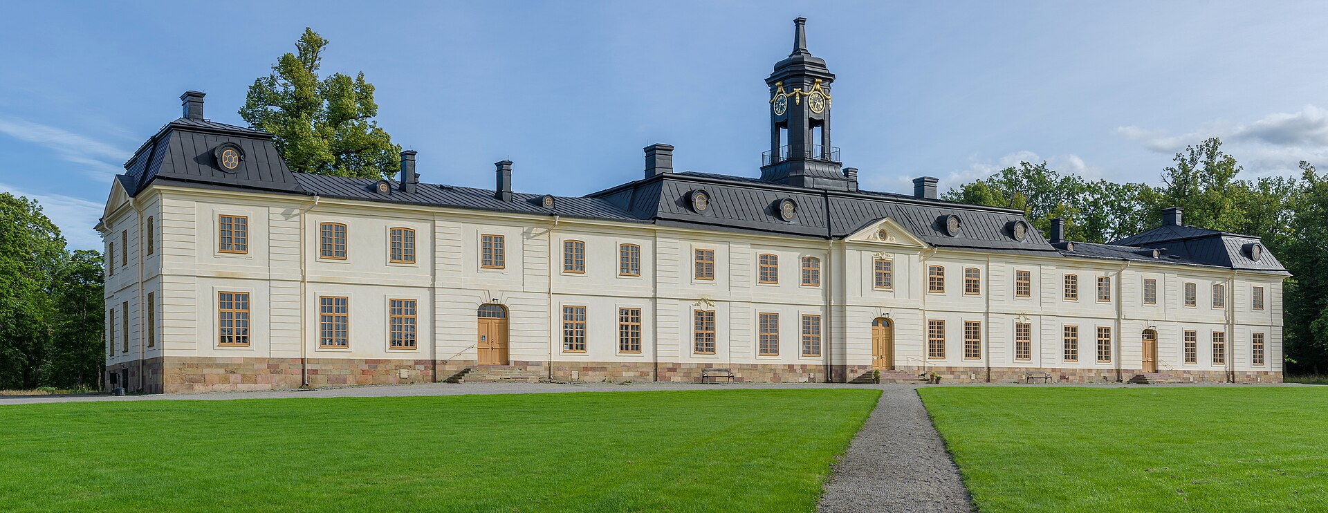 Svartsjö slott i rokoko vid vattnet på Svartsjölandet