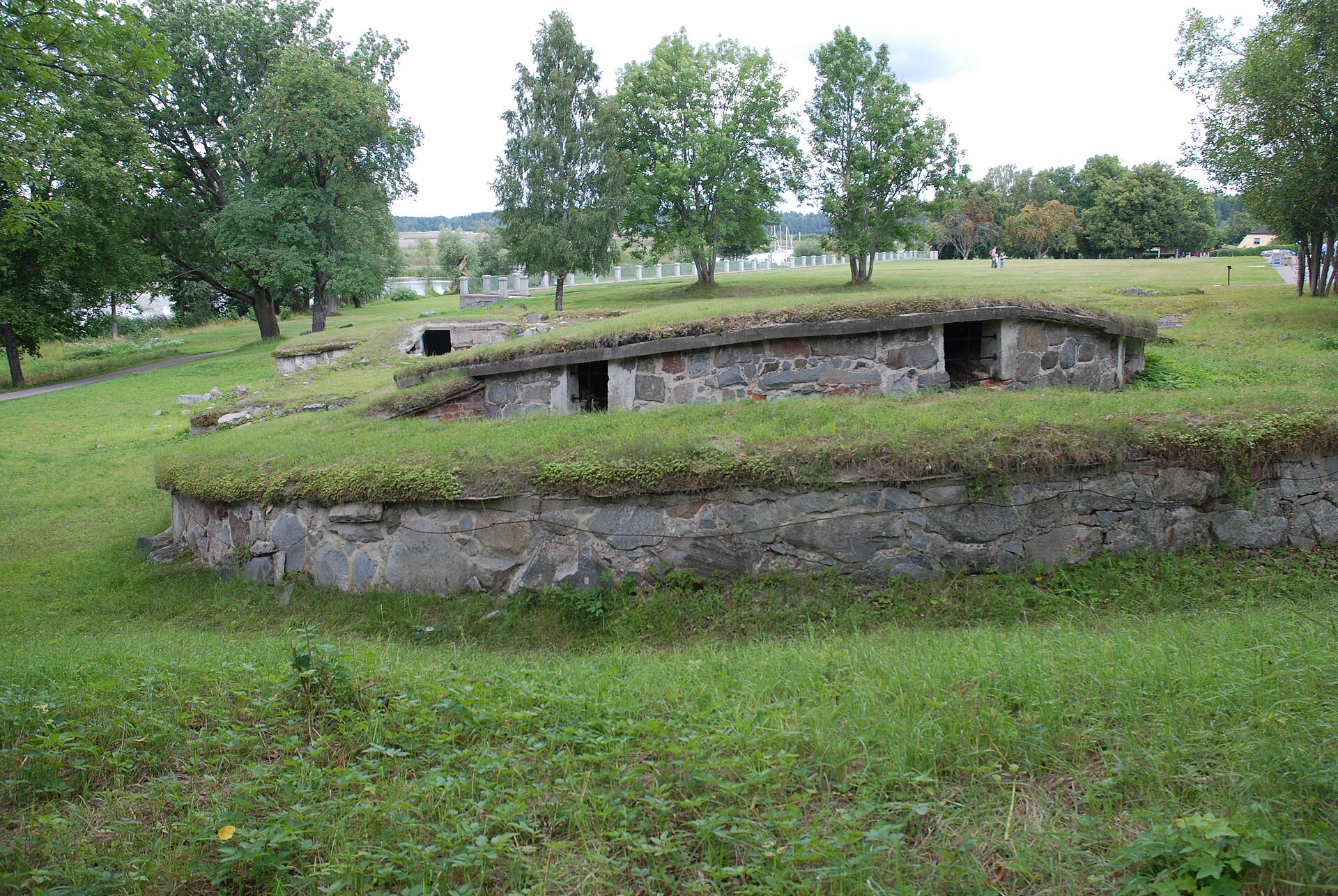 Gräsövervuxna grundmurar och valv efter renässansborgen vid Svartsjö slott