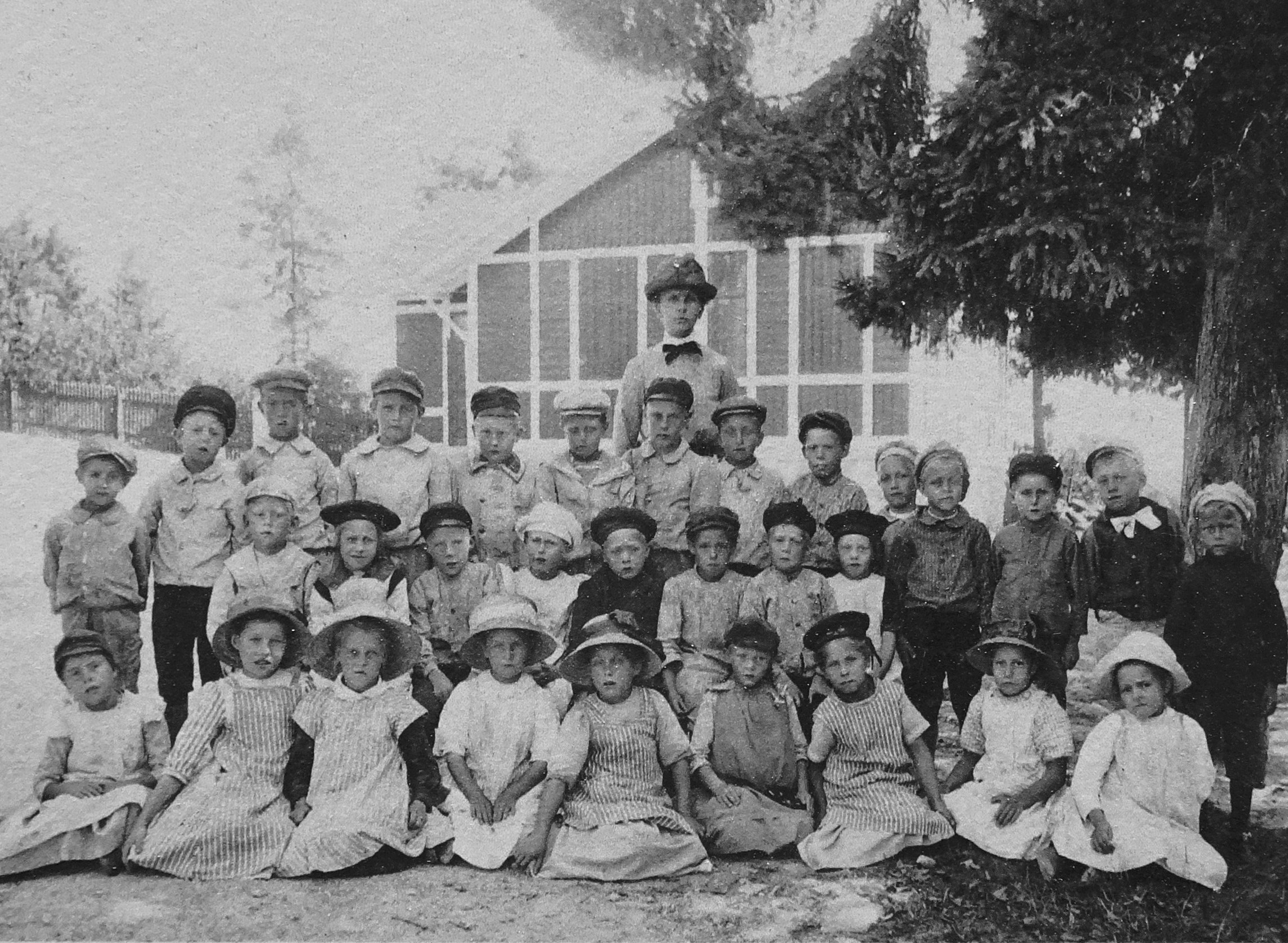 Skolklass framför skolan i Stenhuggarbyn vid Stenhamra stenbrott, historisk bild