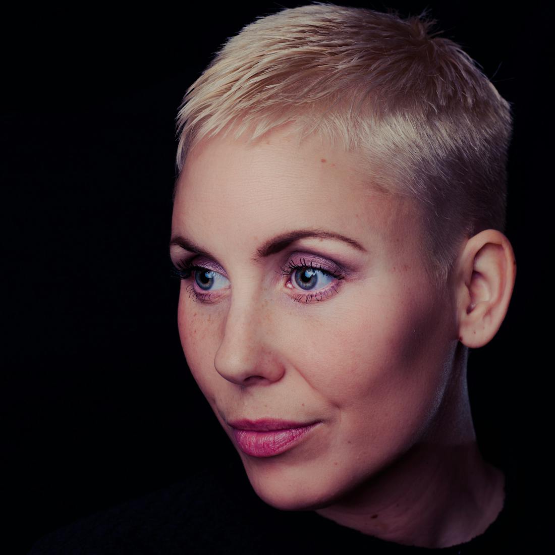 Kort pixie-frisyr på kvinna