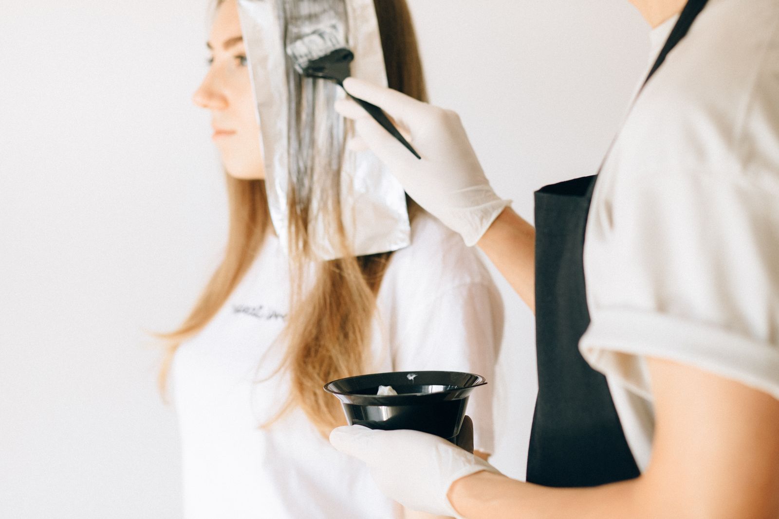 Hårfärg appliceras med pensel sektion för sektion