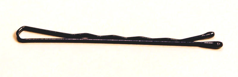 En enskild svart hårnål (bobby pin) sedd rakt ovanifrån
