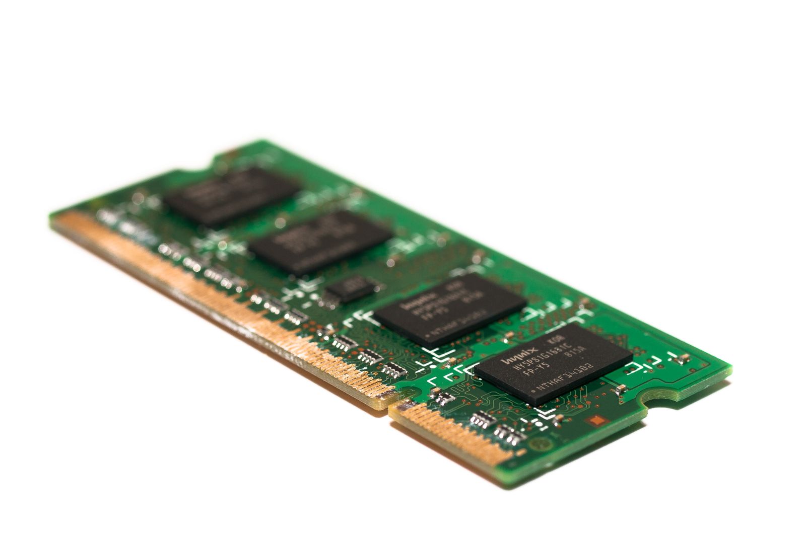 En grön SO-DIMM-modul med arbetsminne för laptop