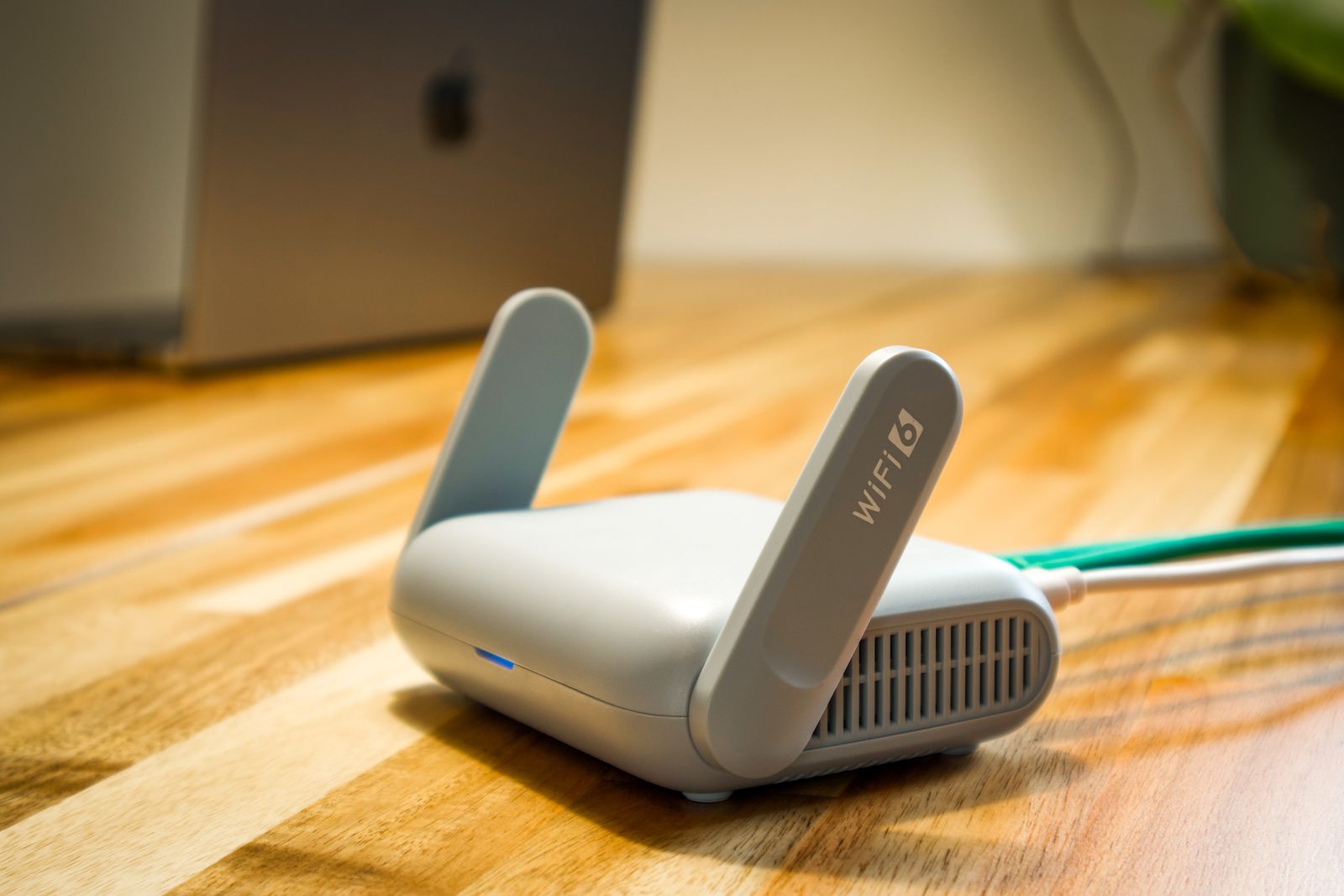En modern trådlös router på ett skrivbord