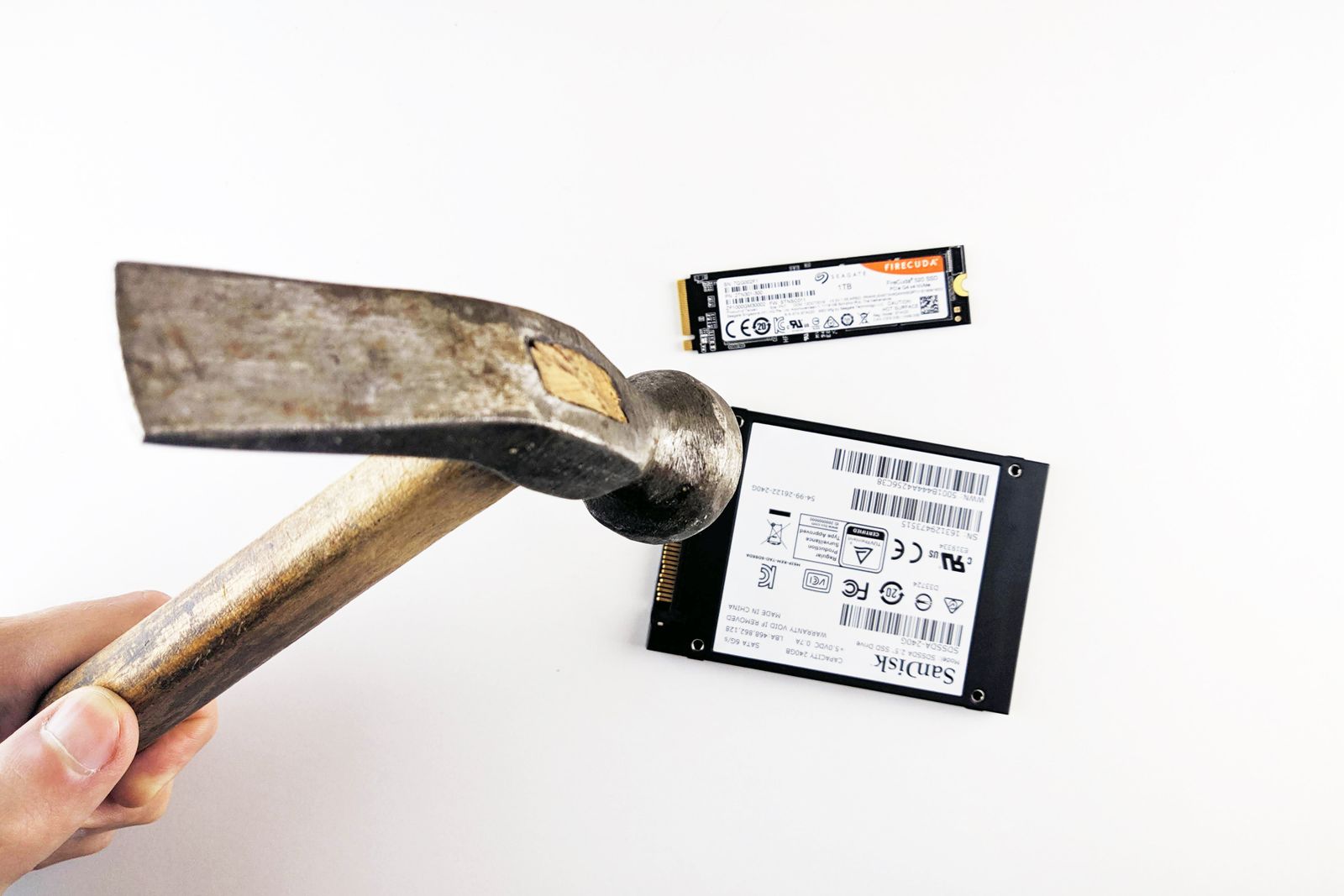 En SATA-SSD och en M.2-SSD bredvid varandra