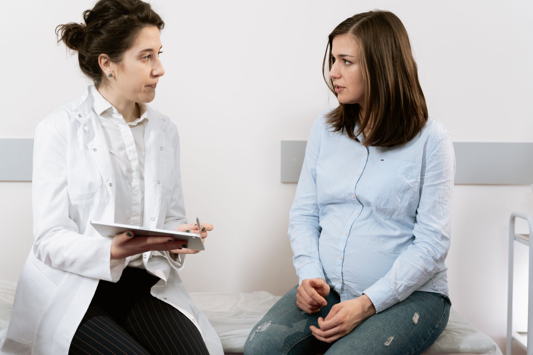 Gravid kvinna i samtal med vårdpersonal om insulinbehandling