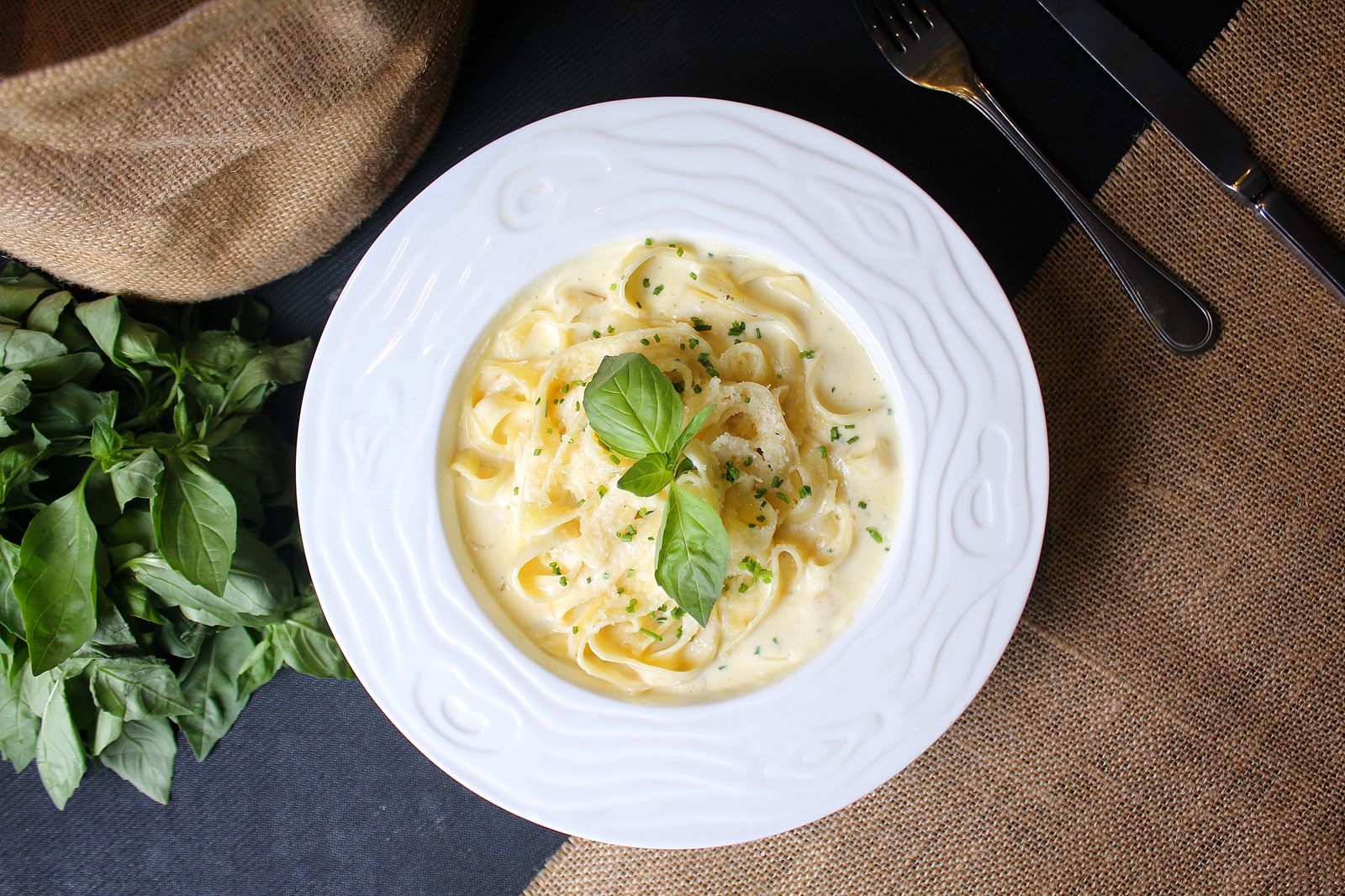 Vegansk pasta alfredo: krämig vit sås