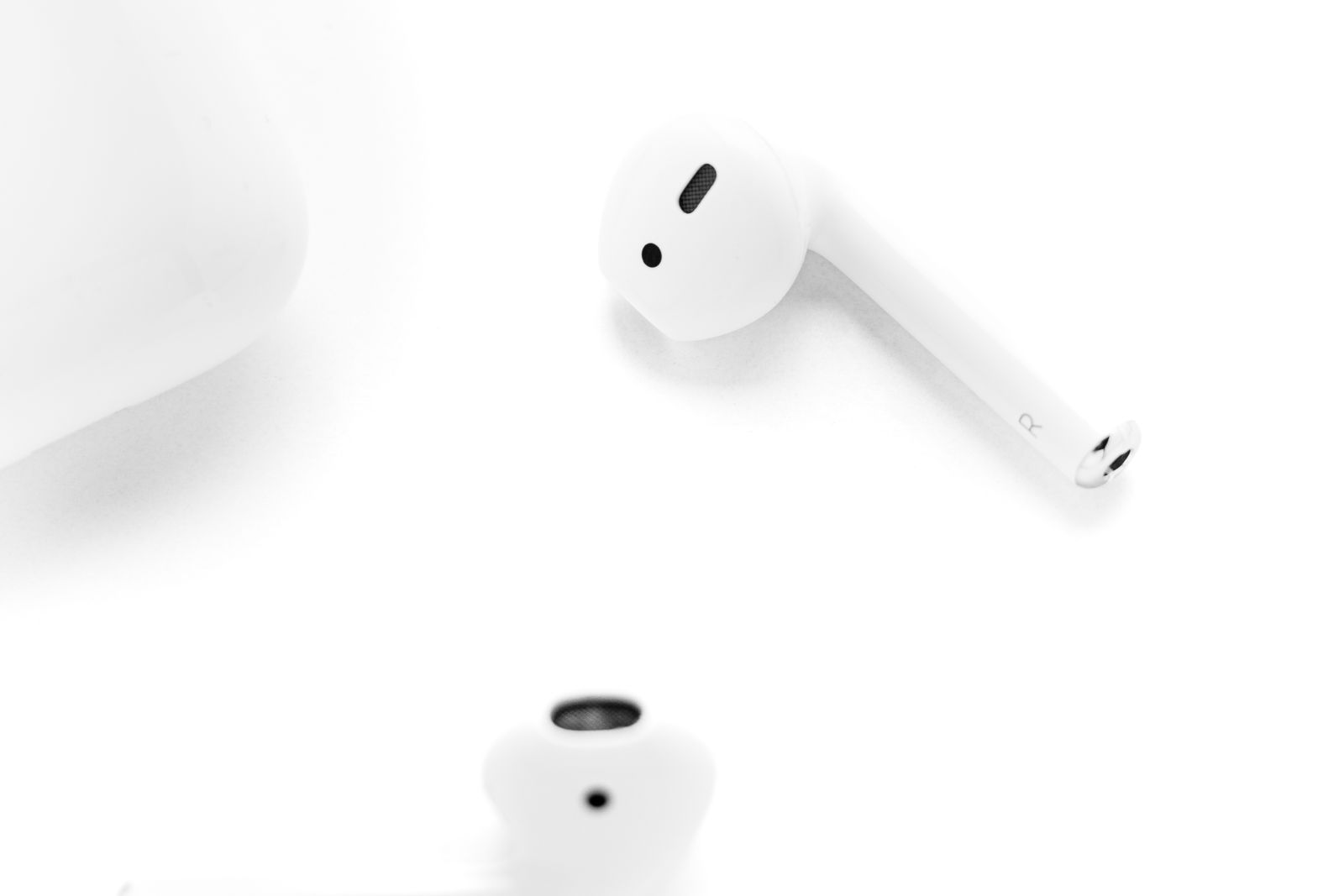 Vita trådlösa hörlurar av AirPods-typ i närbild