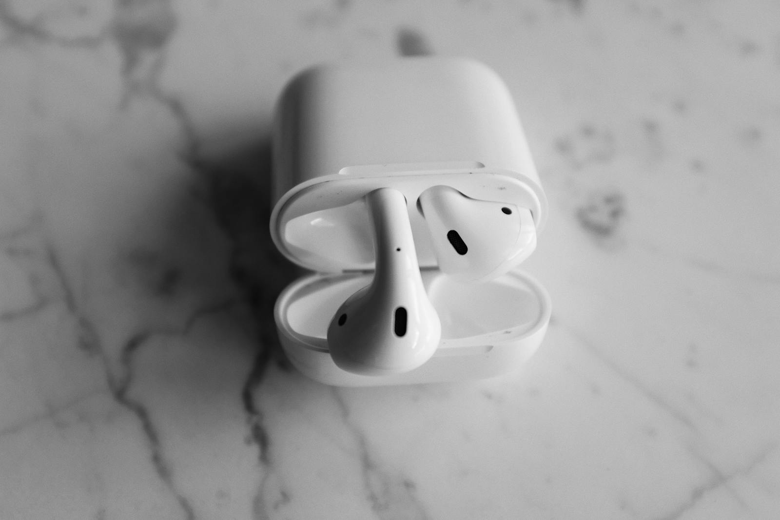 AirPods trådlösa hörlurar i sitt laddfodral på en marmoryta