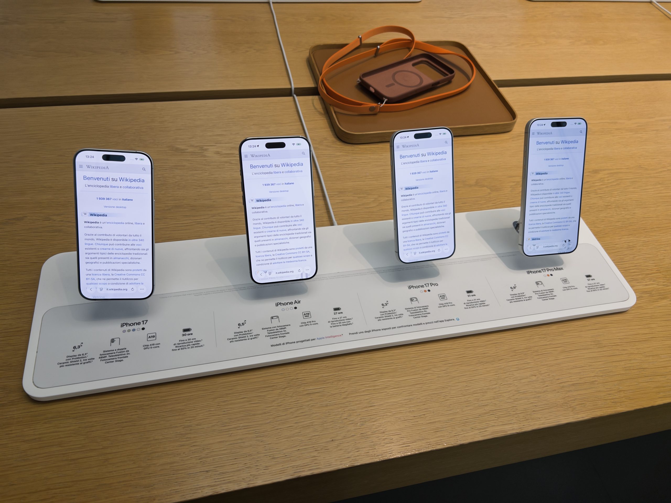 iPhone 17, iPhone Air, iPhone 17 Pro och iPhone 17 Pro Max uppställda på ett bord i en Apple Store
