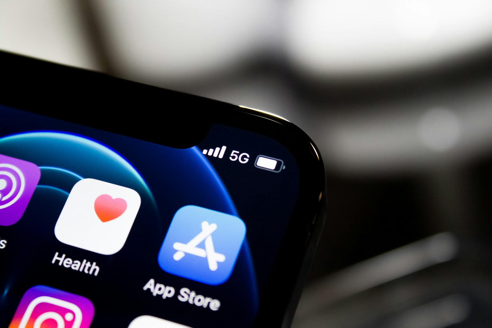 Närbild av en iPhone med appikonen App Store synlig på skärmen