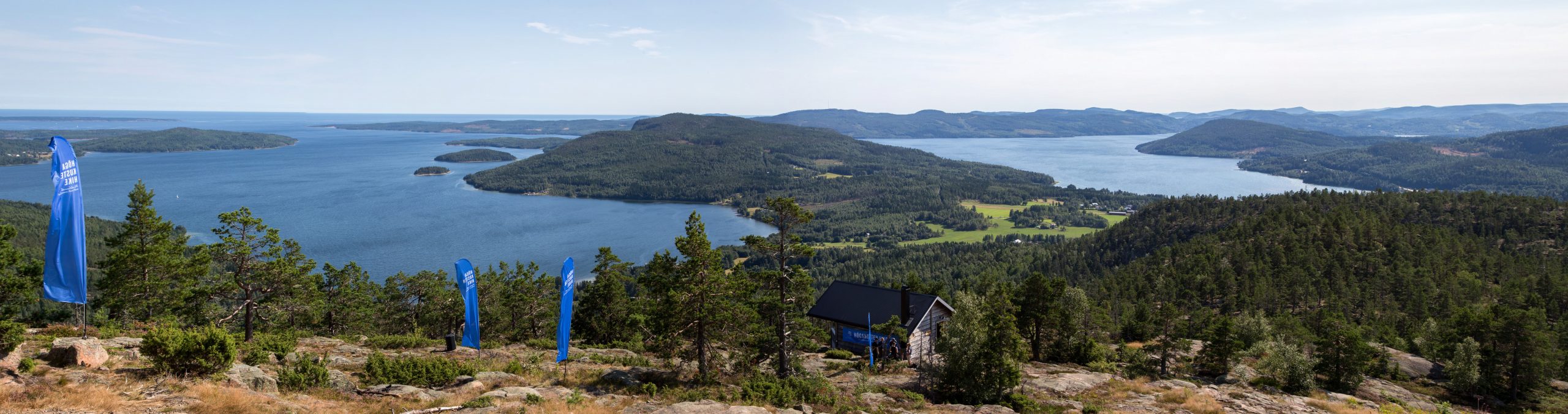 Vy över Höga kustens fjärdar och skogklädda öar från Skuleberget