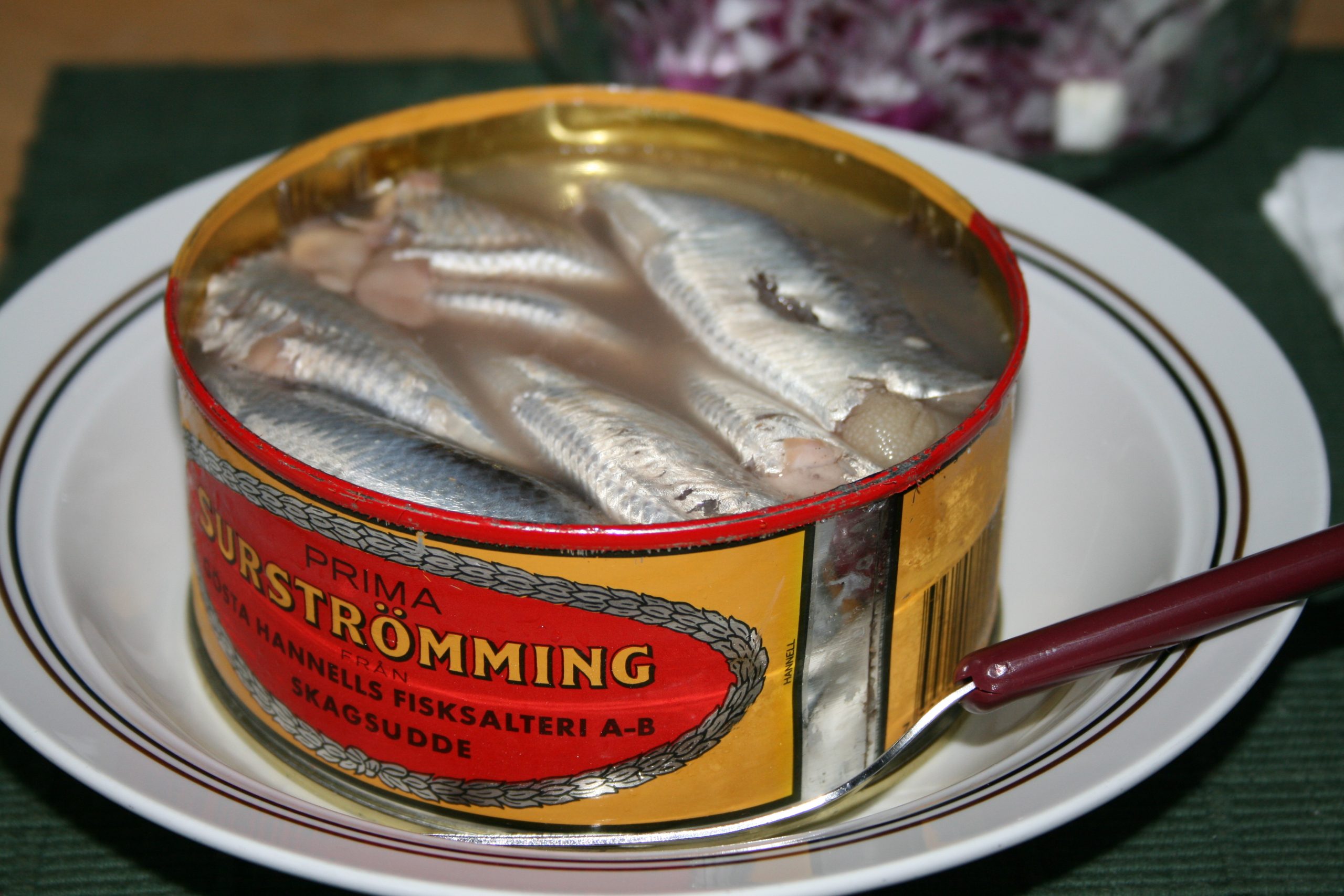 En öppnad burk surströmming på en tallrik