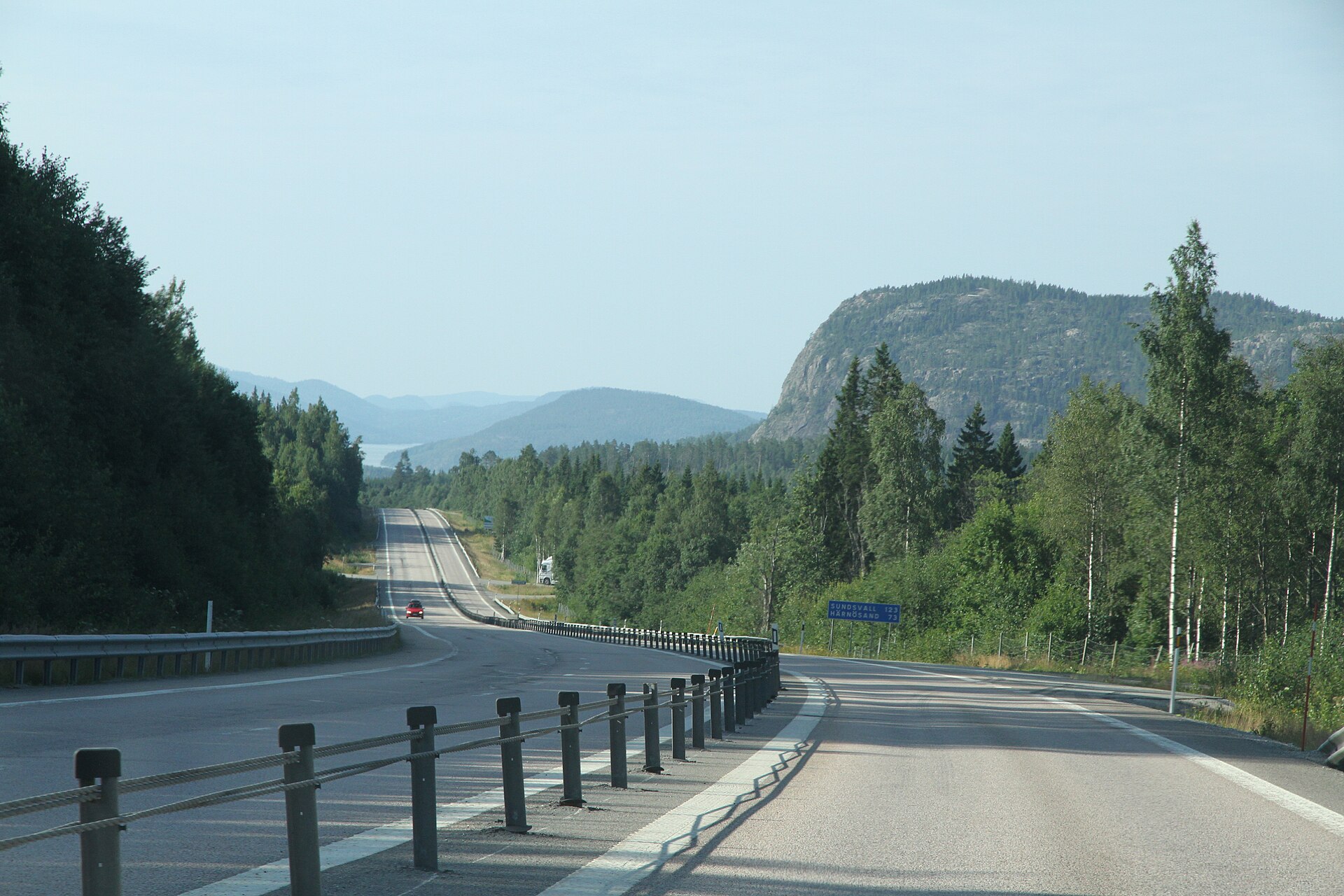 E4 söderut vid Skuleberget i Docksta, med det branta berget till höger om vägen