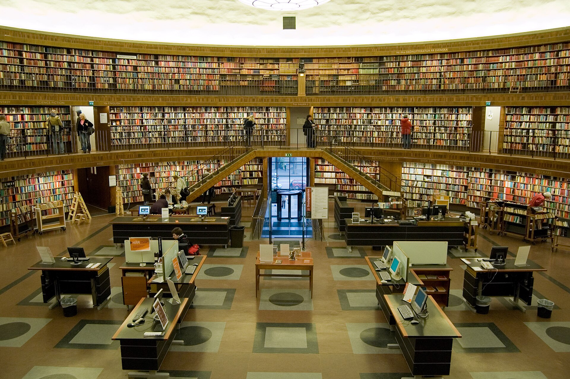 Den runda salen med cirkelformade bokhyllor i Stockholms stadsbibliotek