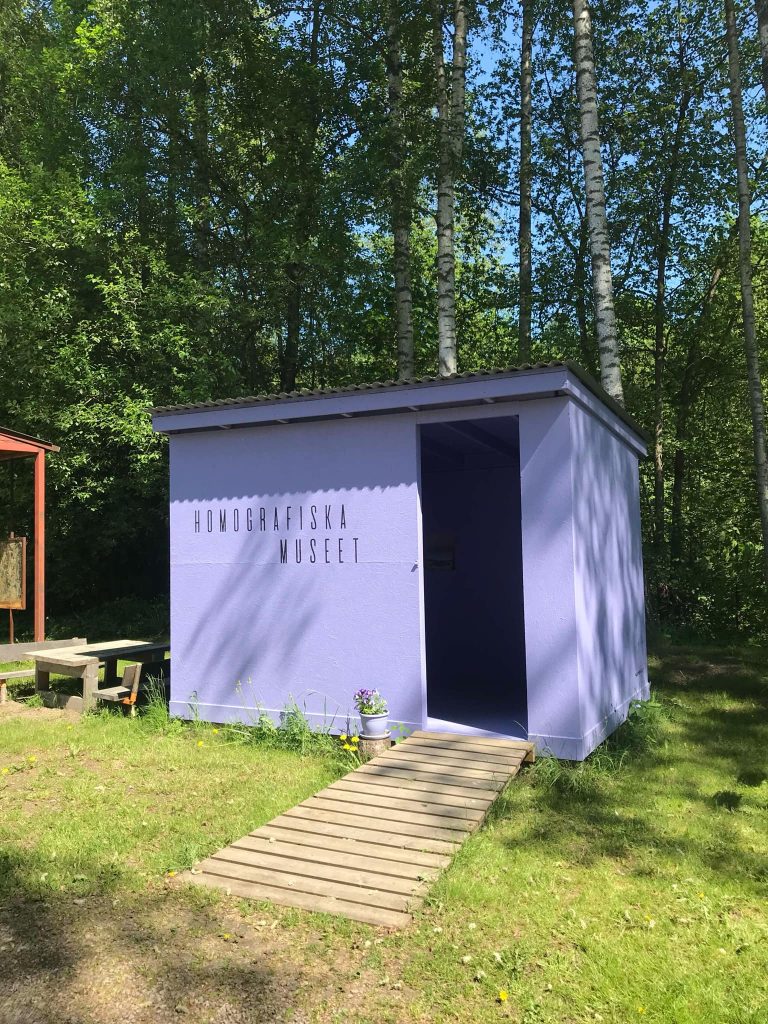 Den lila byggnaden Homografiska museet i Fengersfors
