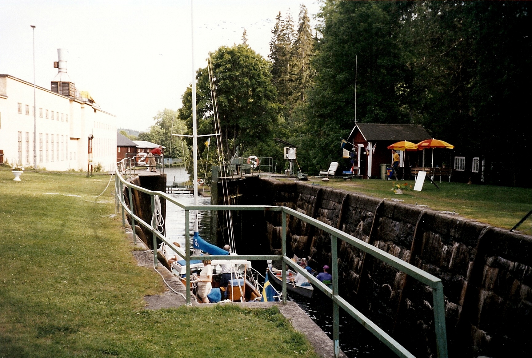 Fritidsbåtar i slussen i Dals Långed en sommardag