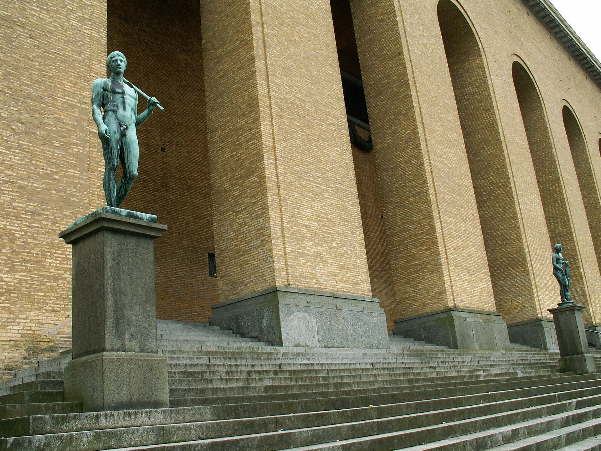 Göteborgs konstmuseums tegelfasad och stentrappa med två bronsskulpturer på socklar