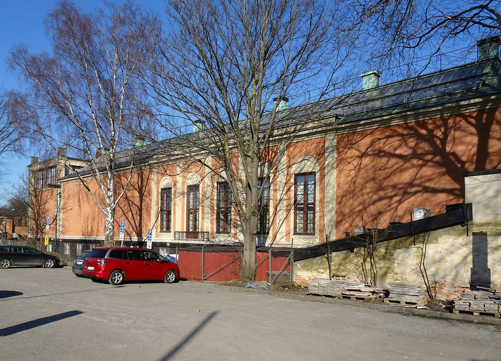 Liljevalchs konsthall på Djurgården, den rosaröda fasaden mot väster med höga fönster bakom kala träd