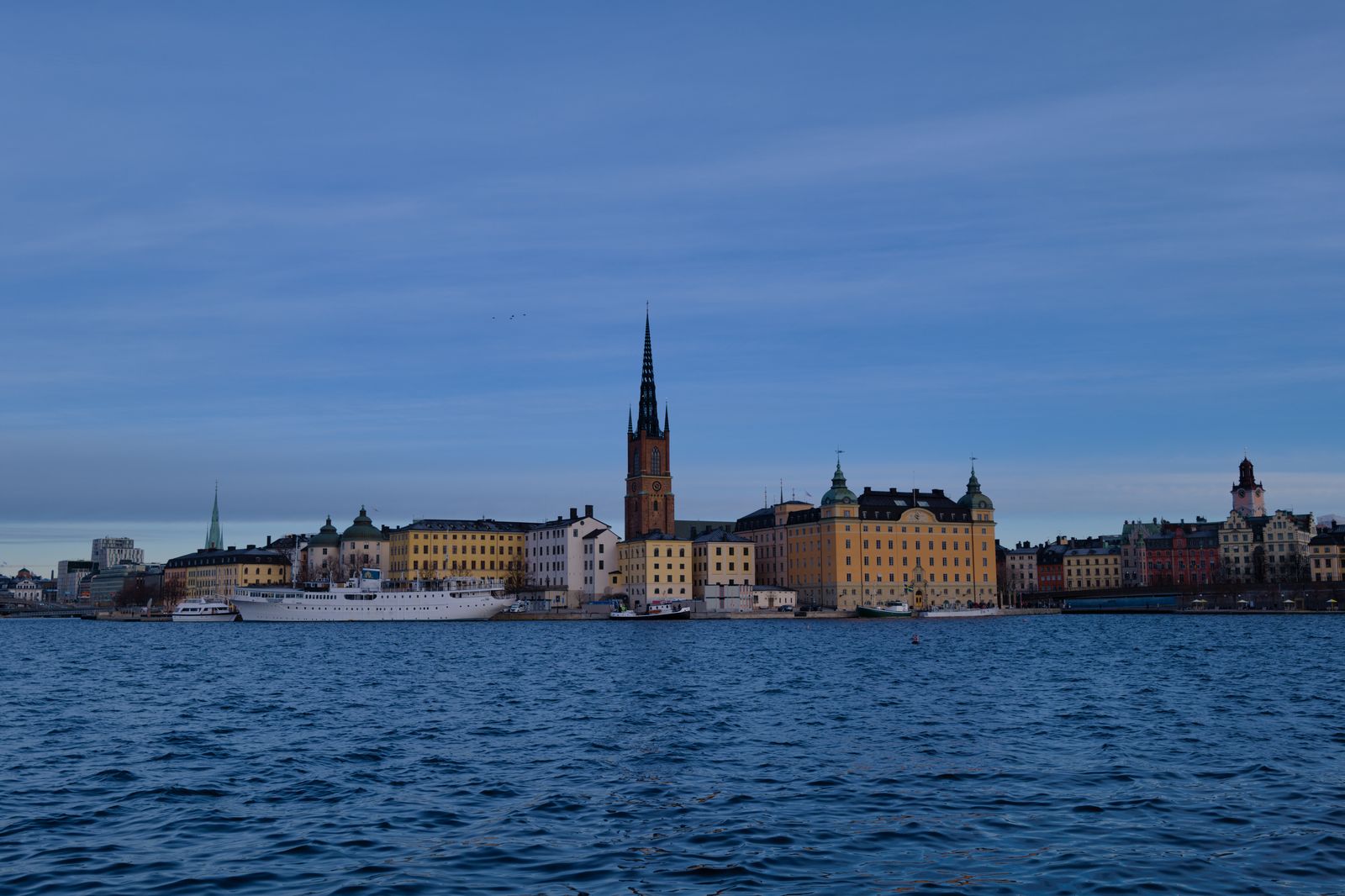 Stockholms stadssiluett med Gamla stan sedd från vattnet