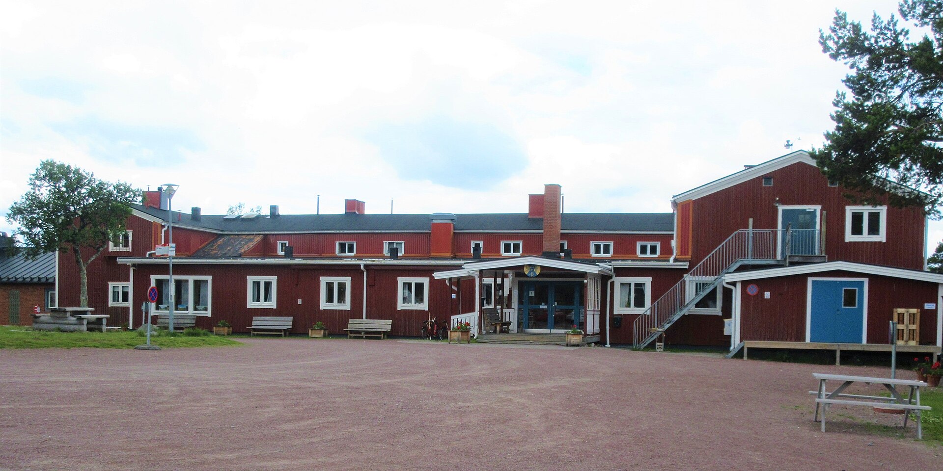 Huvudbyggnaden vid STF Grövelsjön Fjällstation, en långsträckt faluröd byggnad med vit knutmålning