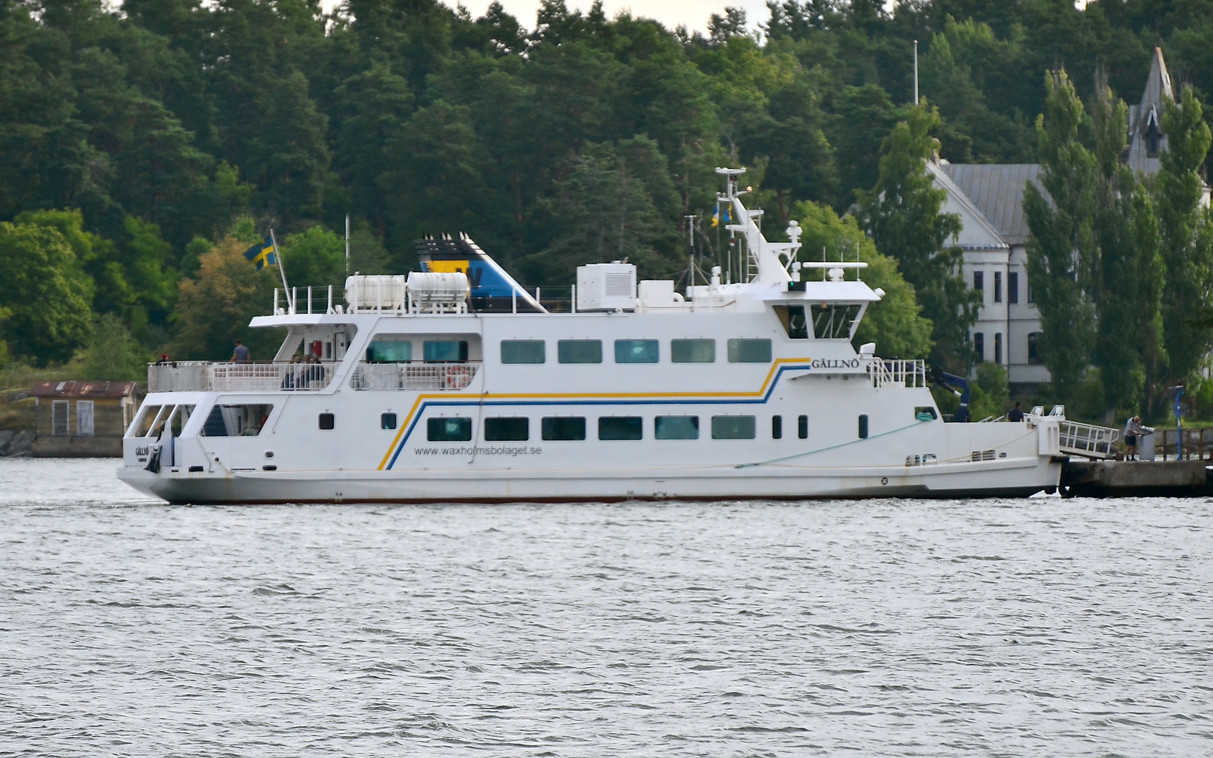 Waxholmsbolagets färja M/S Gällnö vid en brygga i Stockholms skärgård