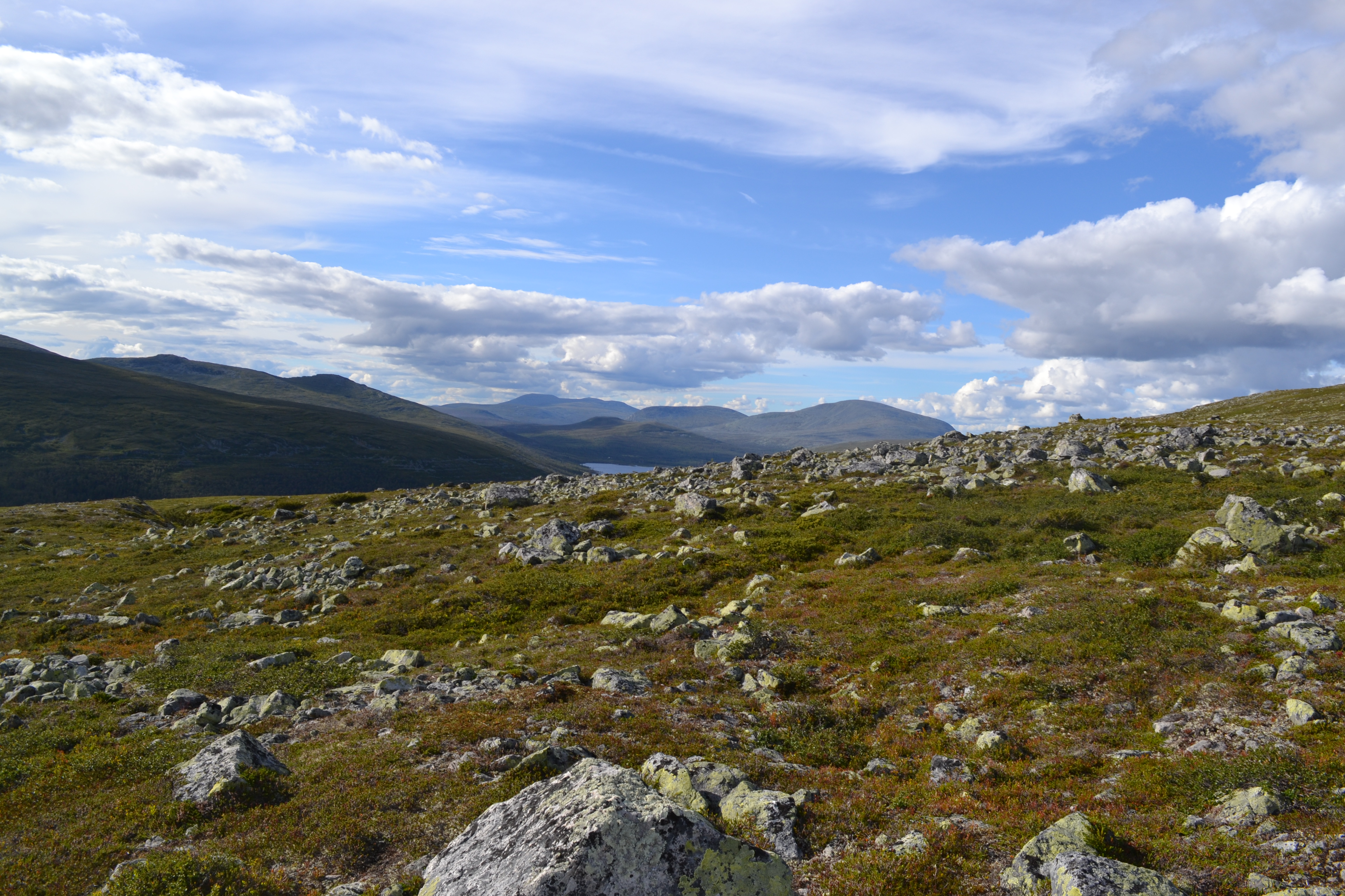 Öppet fjällandskap med blockterräng och fjälltoppar vid Grövelsjön