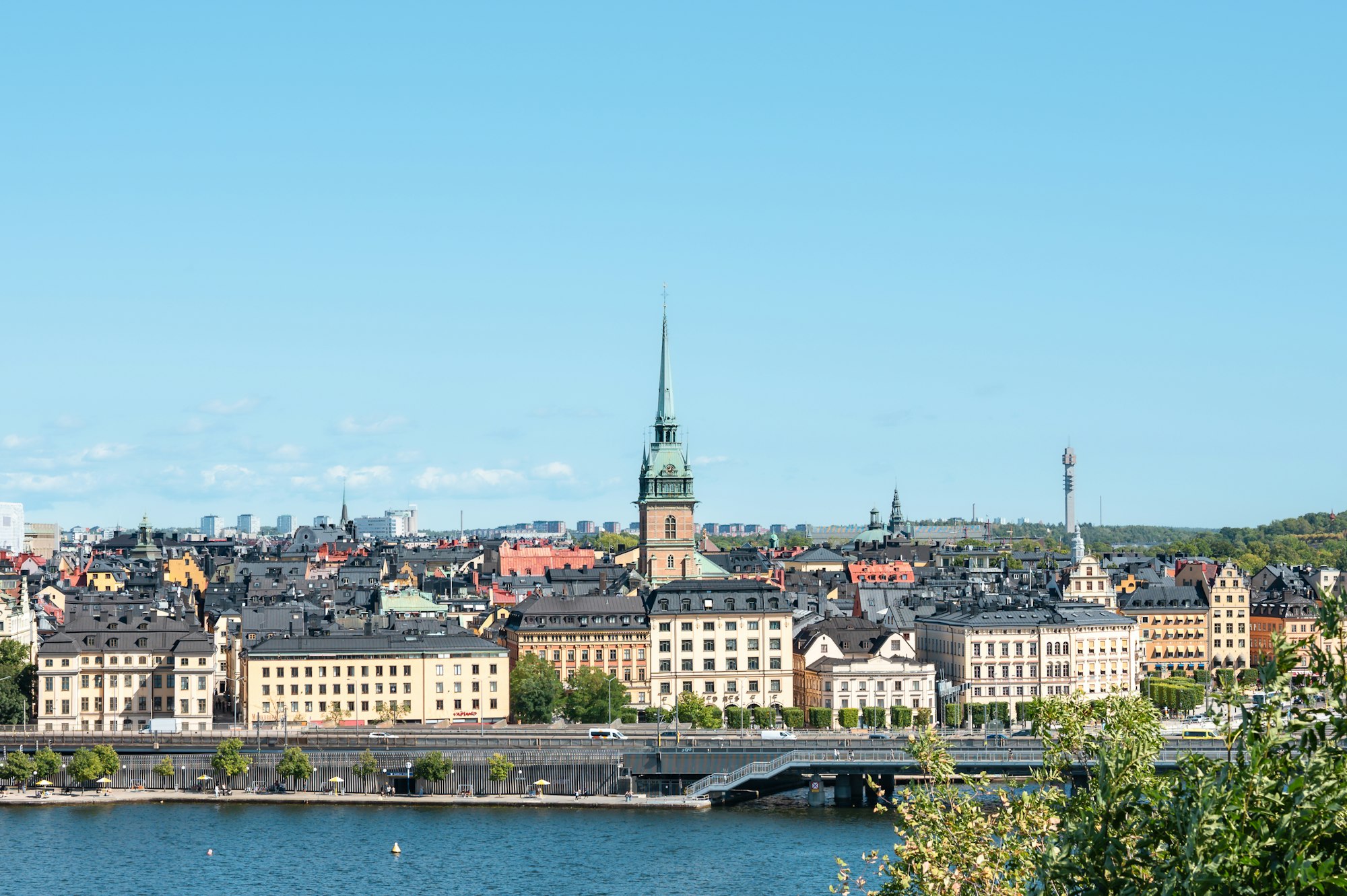 Gamla stans hustak och Tyska kyrkans torn sedda över vattnet