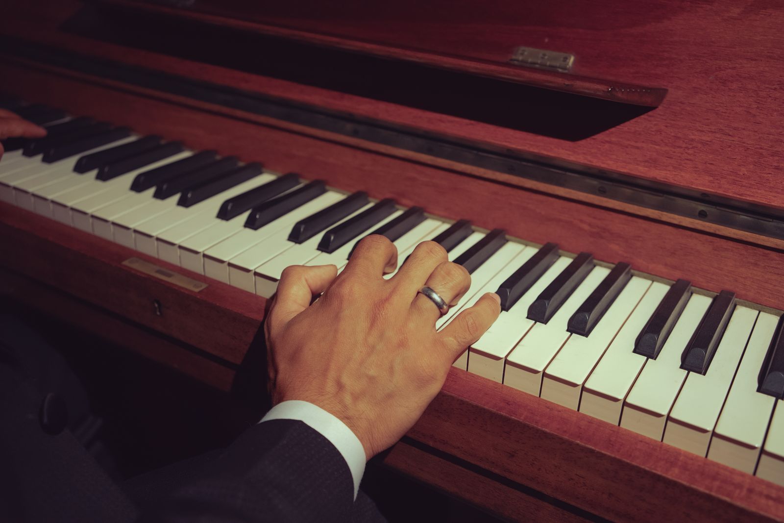 Hand som spelar på pianots tangenter