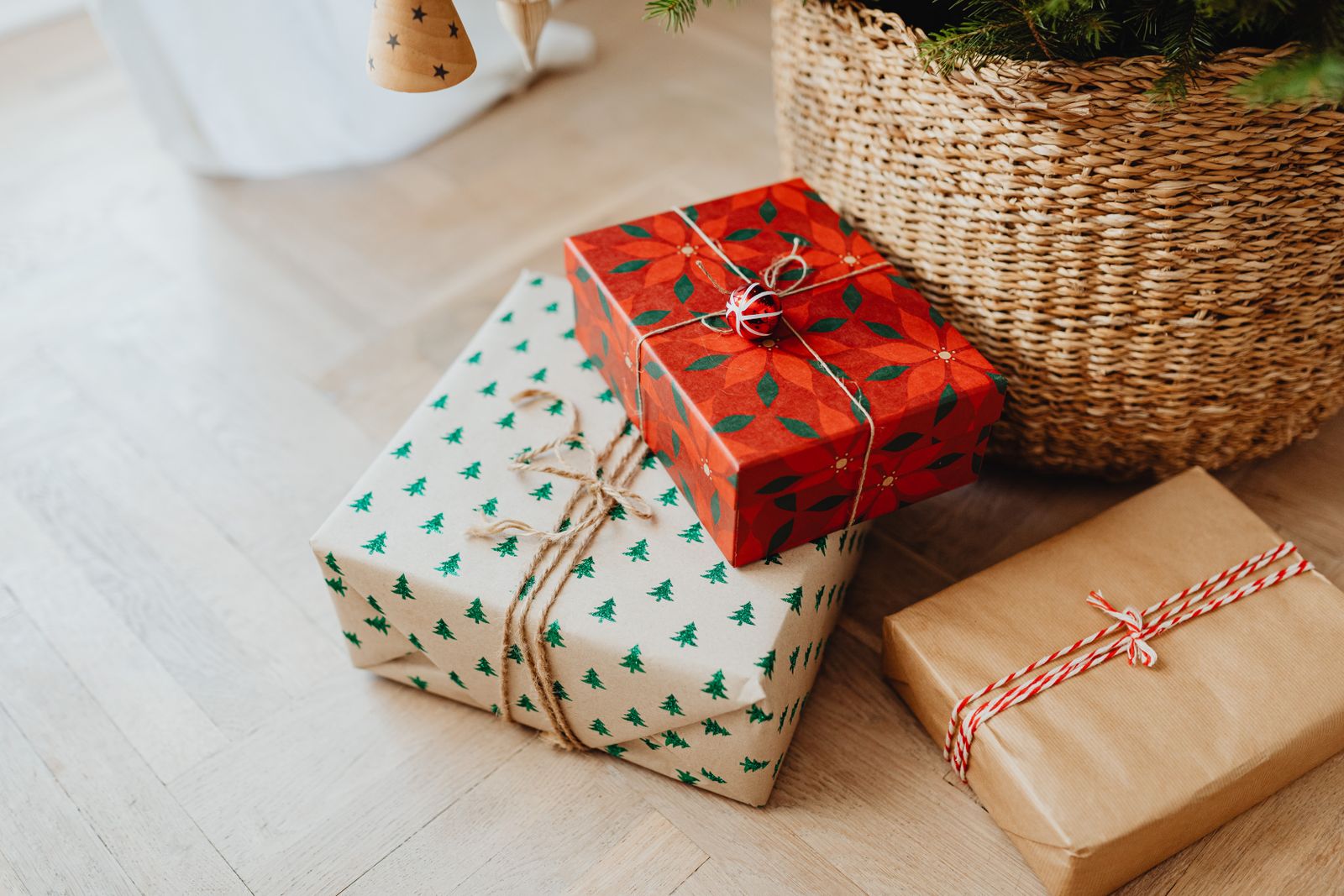 Granens fot i en korg med inslagna julklappar runt om