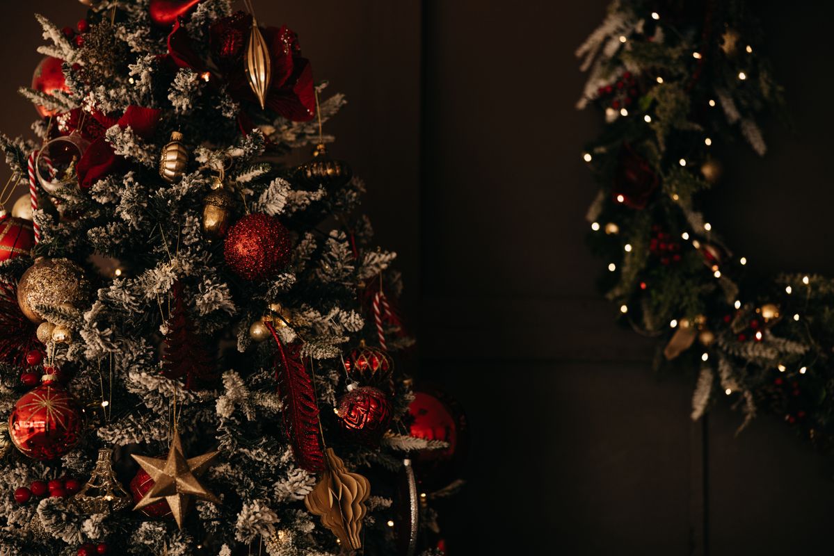 Traditionell julgran dekorerad med röda och gyllene julgranskulor