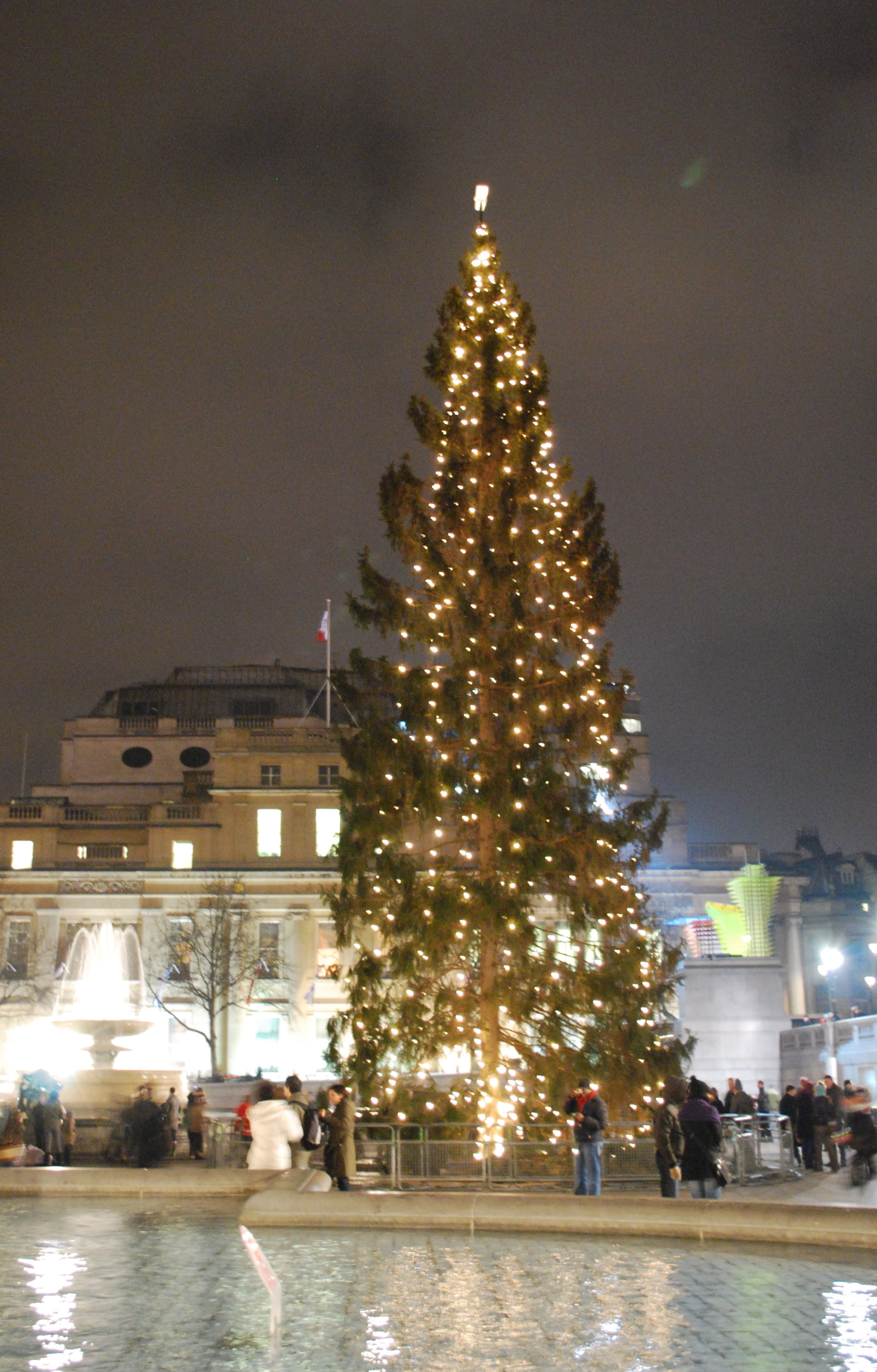 Den tända julgranen på Trafalgar Square i London, en årlig gåva från Oslo