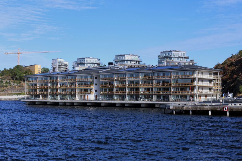 Nybyggda bostadsrättshus vid vattnet i Stockholm med solceller på taken