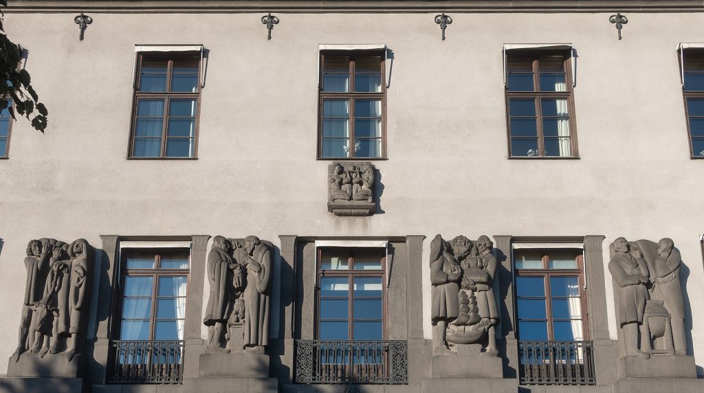 Fasaddetalj med skulpterade reliefer på SEB:s huvudkontor vid Kungsträdgårdsgatan 8 i Stockholm