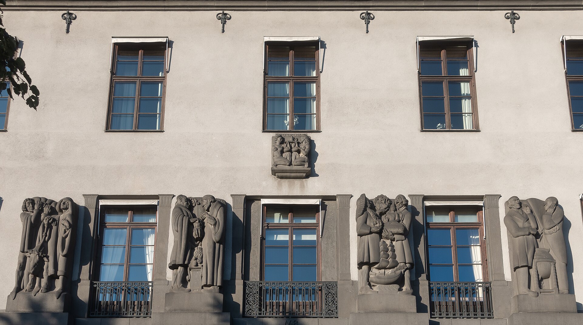 Fasaddetalj med skulpterade reliefer på SEB:s huvudkontor vid Kungsträdgårdsgatan 8 i Stockholm