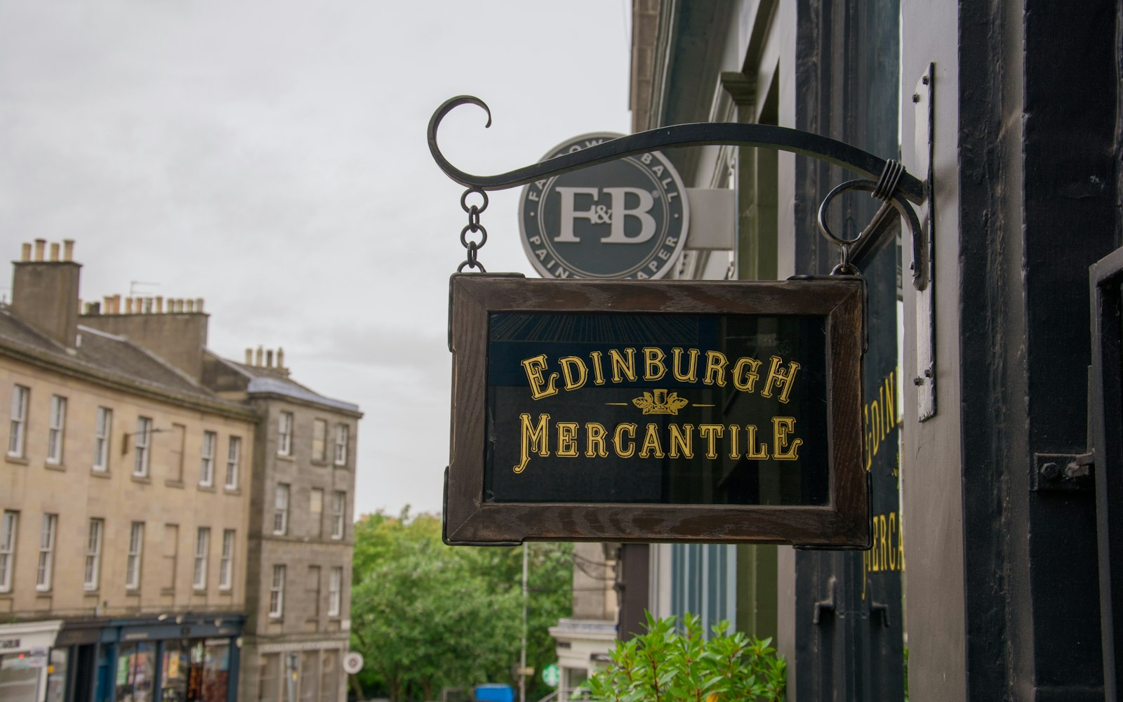 Butiksskylt med texten Edinburgh Mercantile i guldbokstäver med serifer