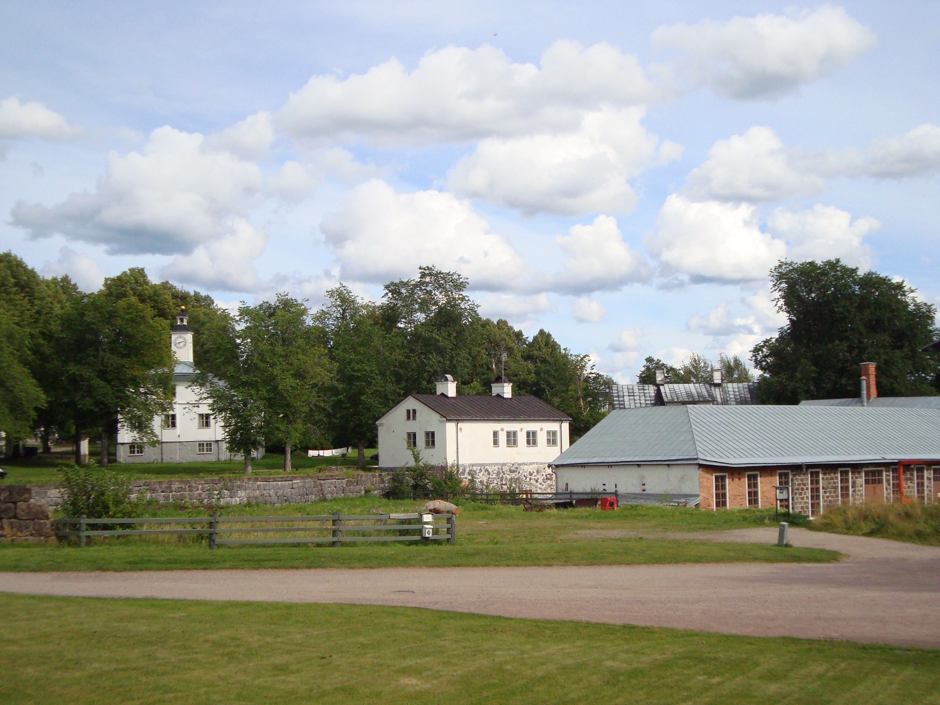 Bruksmiljön i Stjärnsund längs Husbyringen i Hedemora, med klockstapel och det gamla bruksverket i tegel och slaggsten
