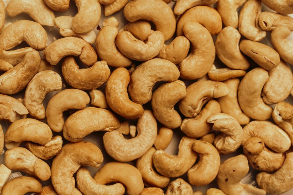 Cashewnötter i närbild, råvaran i fermenterad vegansk ost