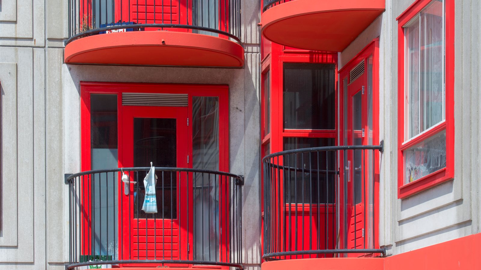 Balkonger på en flerbostadsfasad
