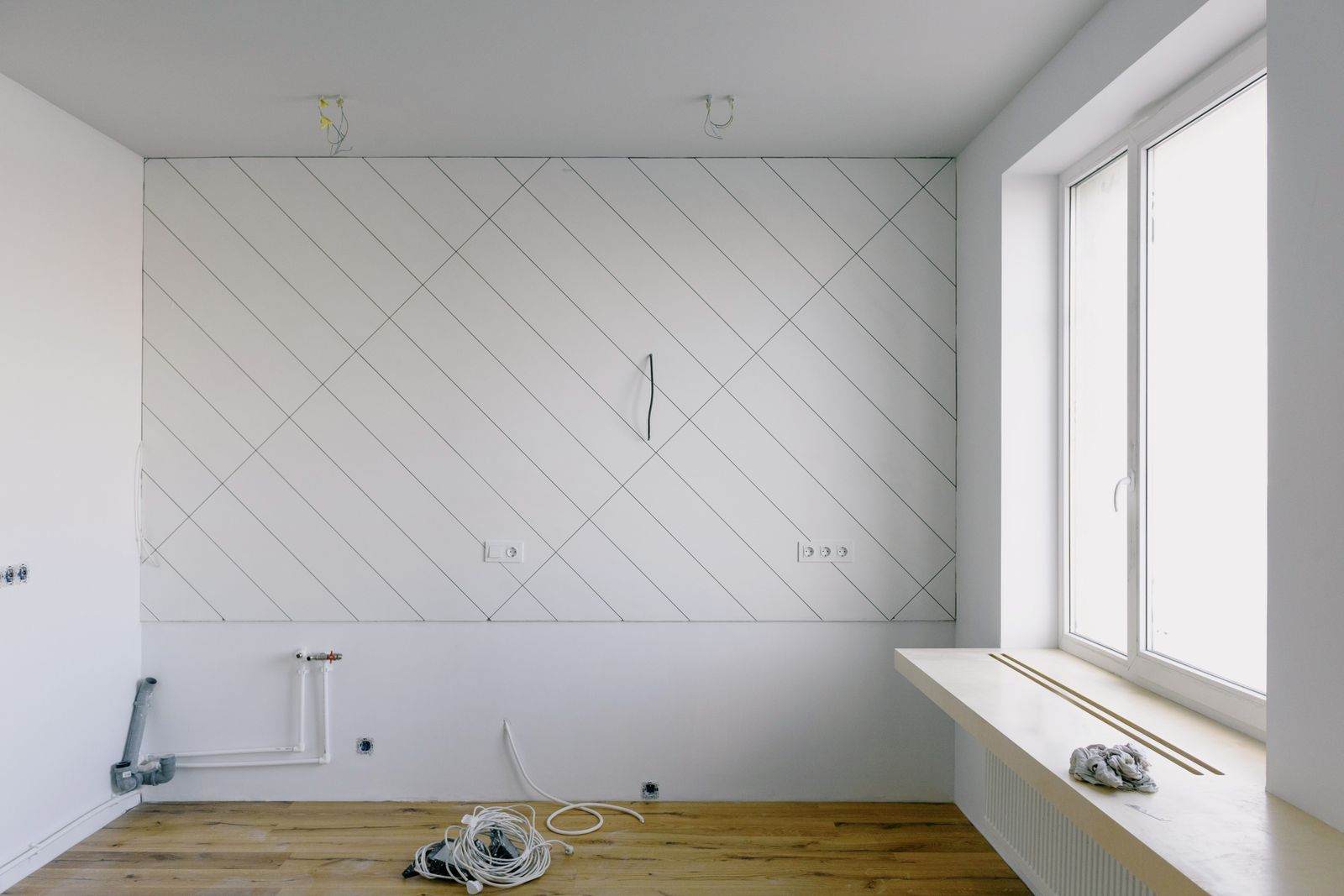 Nya rör och ledningar dras under en pågående renovering