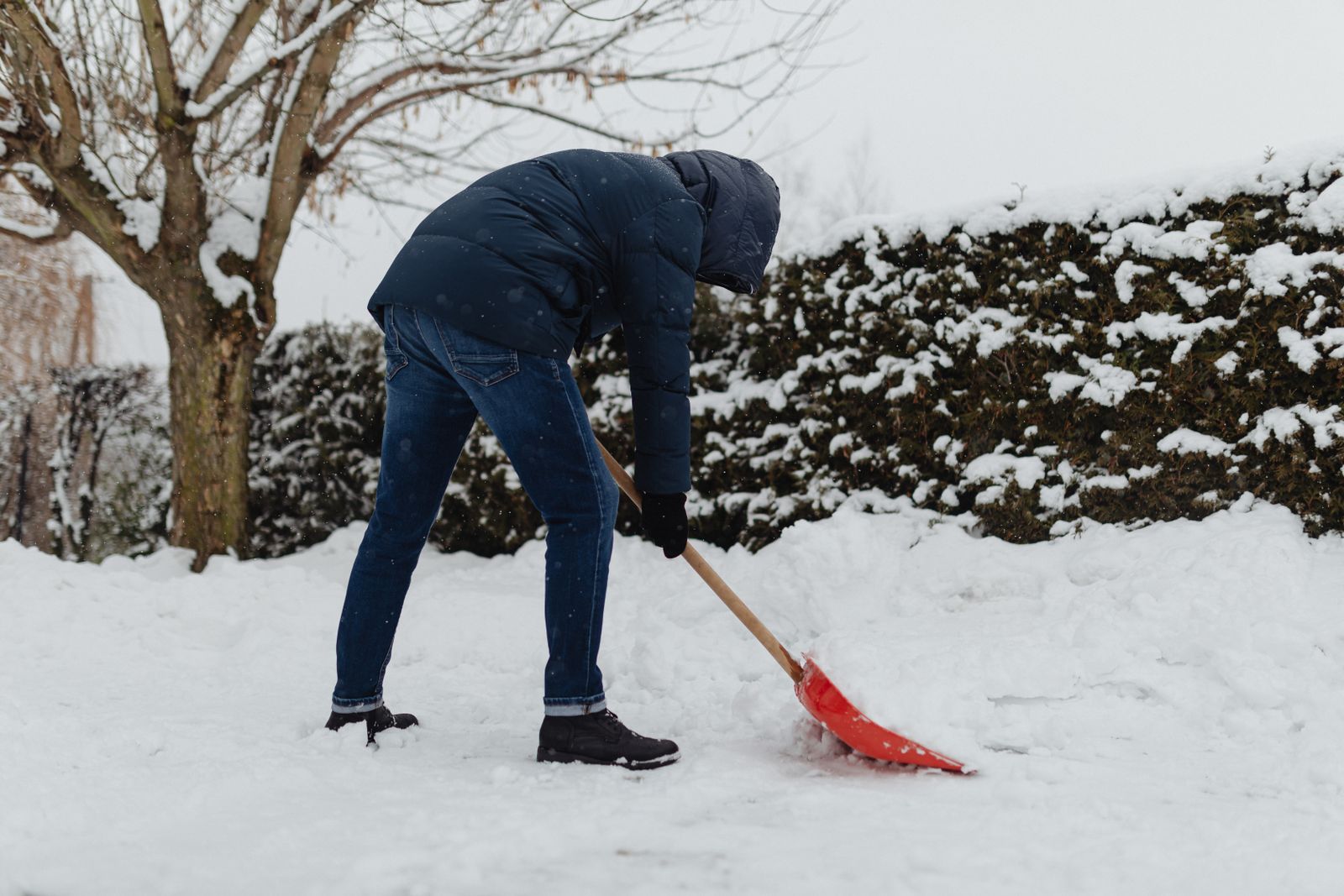 Fastighetsskotare skottar sno pa en bostadsgard