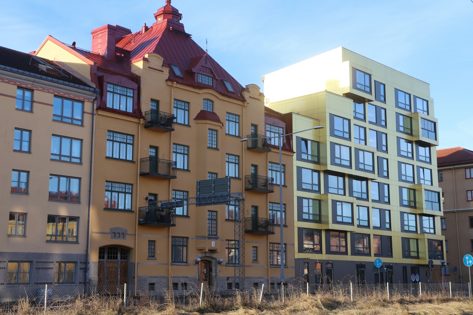 Ett äldre och ett nyare flerbostadshus sida vid sida i en bostadsrättsförening