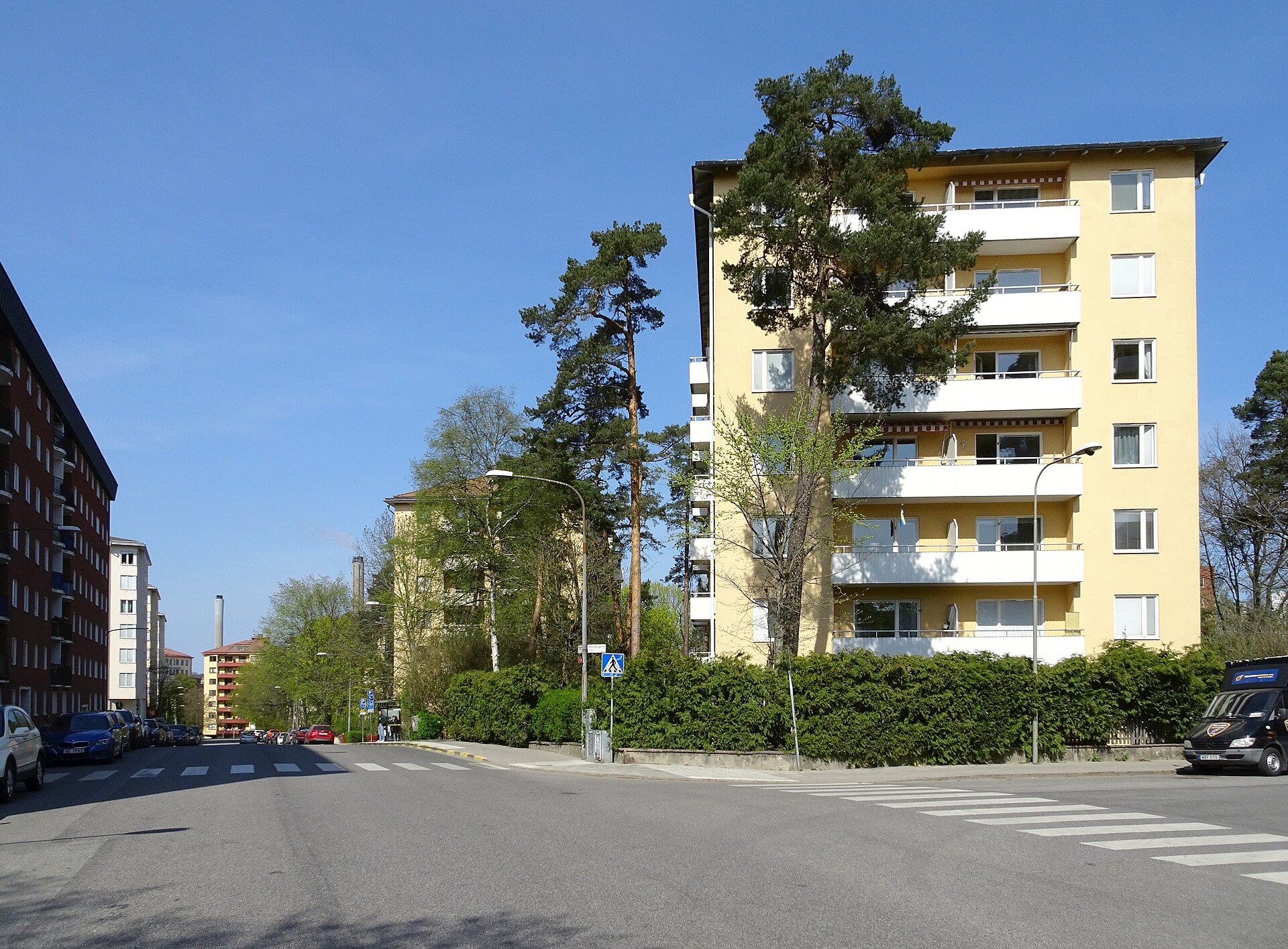 Gult flerbostadshus med balkonger vid Sandhamnsgatan på Gärdet i Stockholm