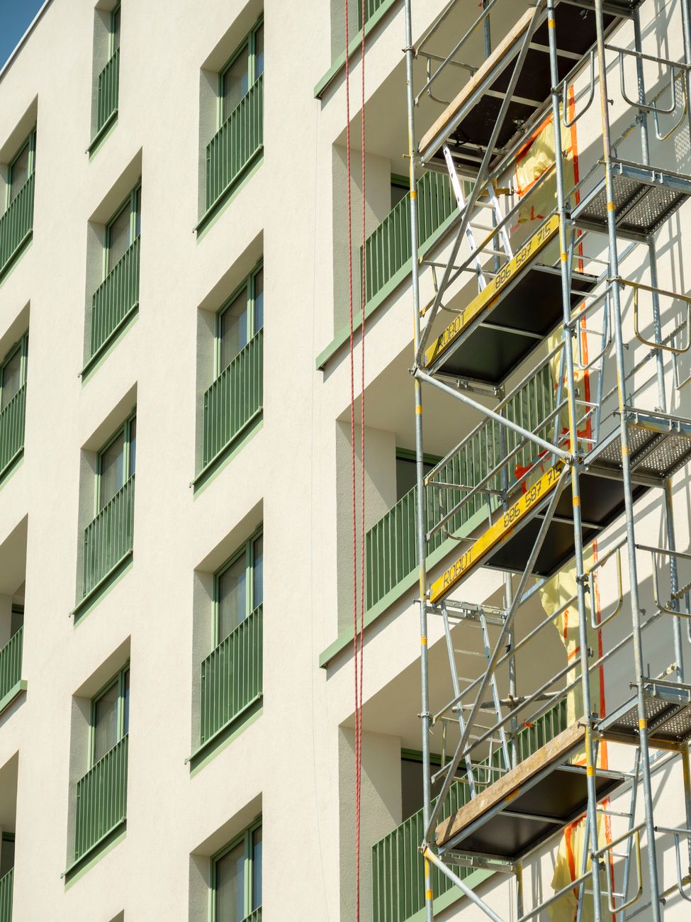 Flerbostadshus med byggnadsställning längs fasaden