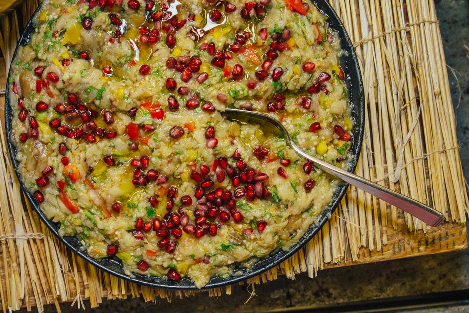 Fat med baba ganoush garnerad med granatäpplekärnor