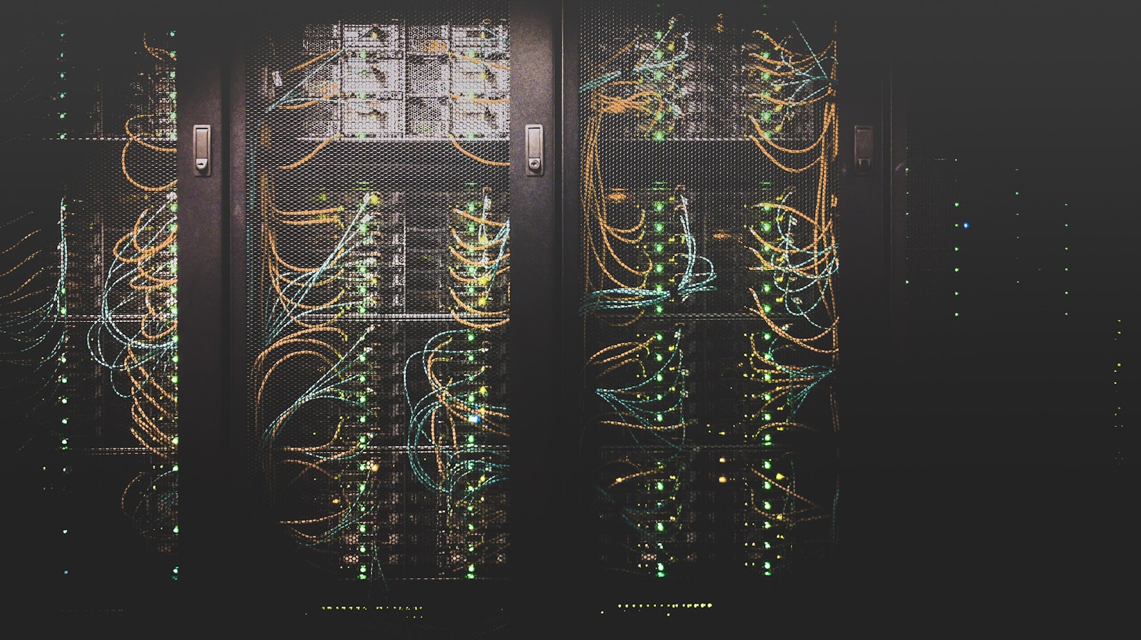 Serverskåp med belysta nätverkskablar i ett datacenter