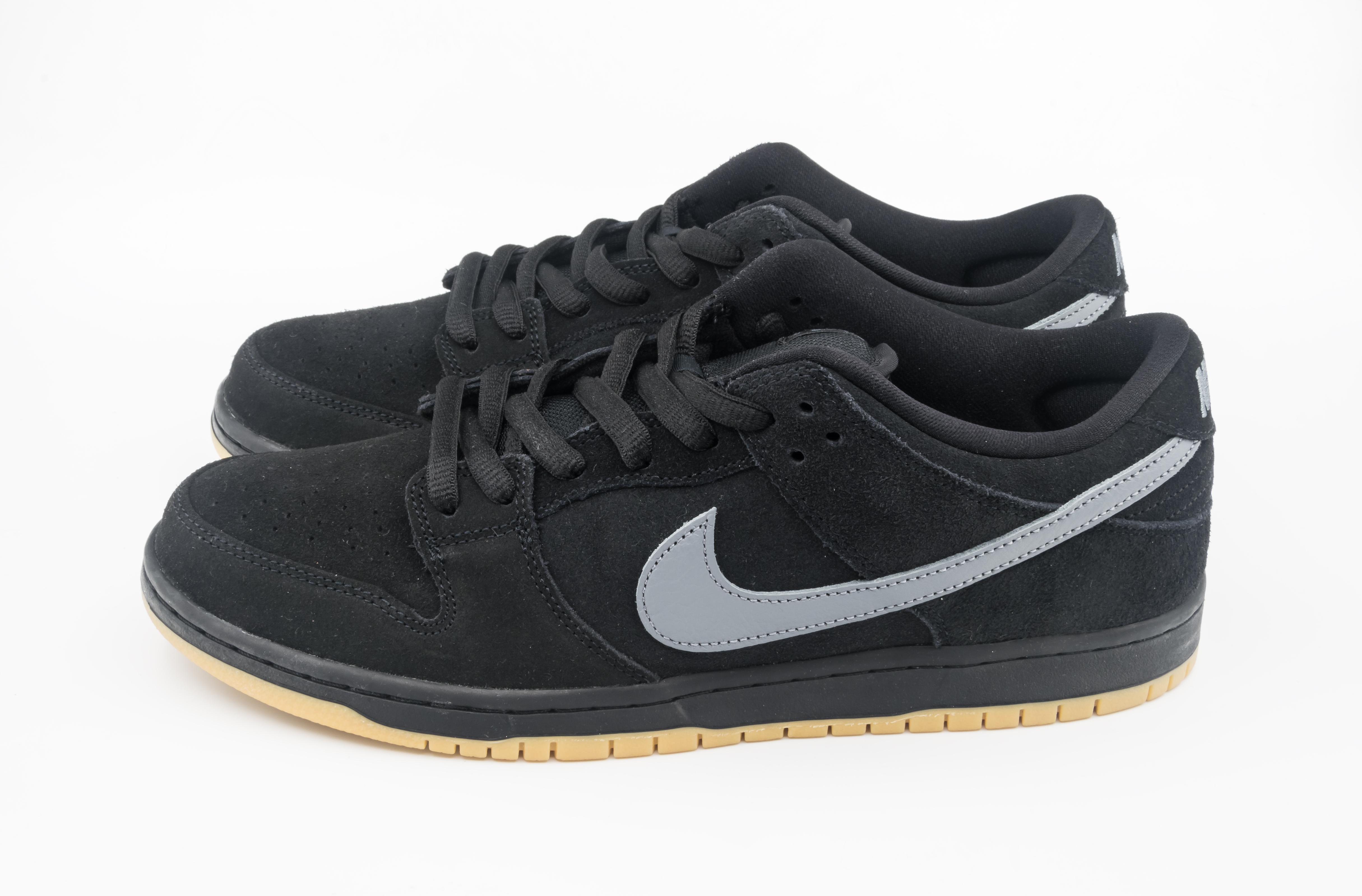 Nike SB Dunk Low Pro i svart mocka med grå swoosh och gummisula